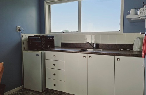 Tasman House | A delightful studio nestled in the very popular area of Kina Beach, and a few steps from the beach