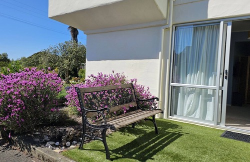 Tasman House | A delightful studio nestled in the very popular area of Kina Beach, and a few steps from the beach