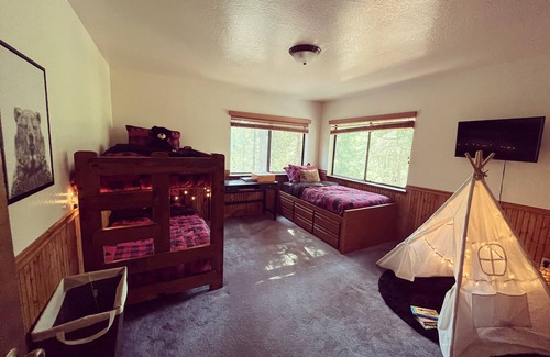 Phoenix Lake-Cedar Ridge Cabin | A family friendly cabin nestled in the Stanislaus National Forest