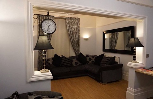 Weston-super-Mare Apartment | ★A few steps away from the beach | Seaside Retreat | Ground floor apartment
