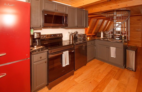 West Dover Cabin | A-Frame Cabin w/Hot Tub Near Mt. Snow & VAST