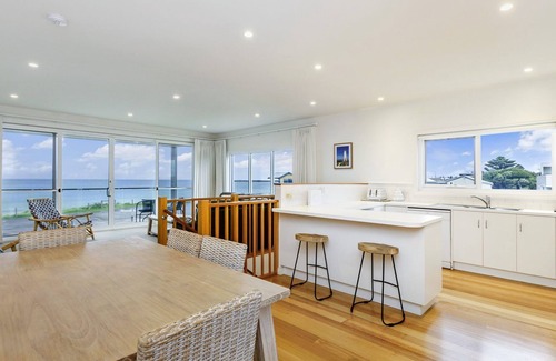 Port Fairy House | A fully self contained townhouse that offers sensational ocean views.