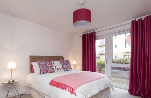 Tollcross Apartment | A gorgeous contemporary one-bed apartment in the heart of the city. Sleeps 4.
