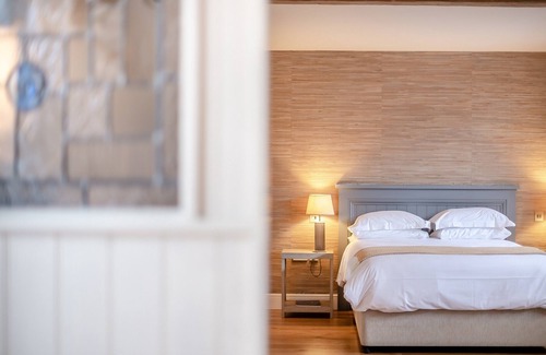 Chelmondiston Cottage | A gorgeous, countryside barn conversion with the added bonus of a restaurant within the grounds.