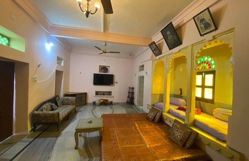 Udaipur City Centre Bed & Breakfast | A heritage room in udaipur overlooing the city palace