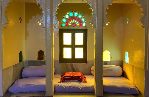 Udaipur City Centre Bed & Breakfast | A heritage room in udaipur overlooing the city palace