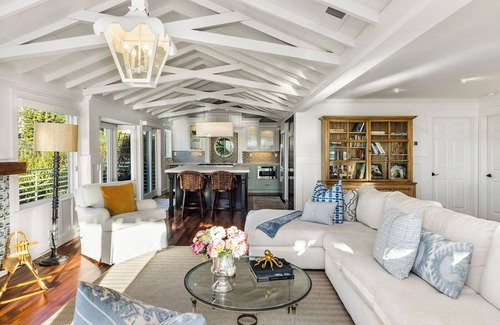 South Laguna House | A home straight out of one of your favorite Nancy Meyers films