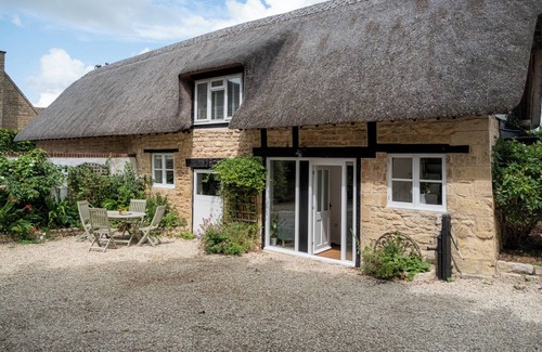 Cheltenham Cottage | A immaculate thatched cottage a stone's throw from Cheltenham's racecourse.