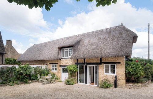 Cheltenham Cottage | A immaculate thatched cottage a stone's throw from Cheltenham's racecourse.