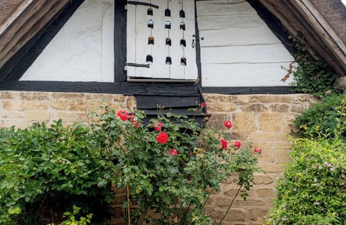 Cheltenham Cottage | A immaculate thatched cottage a stone's throw from Cheltenham's racecourse.