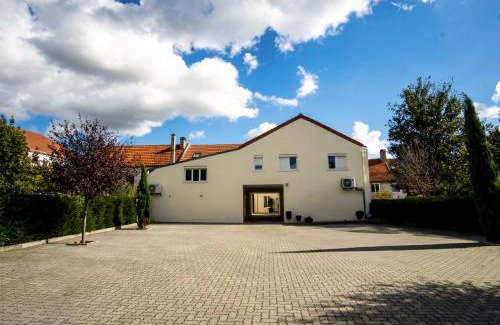 Le Pin Apartment | A L'Ombre du Pin "12" - Cozy Studio near Disneyland and Paris, 1-2 Guests