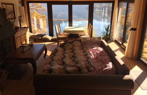 Spittal an der Drau House | A lake house with its own beach right on the lake