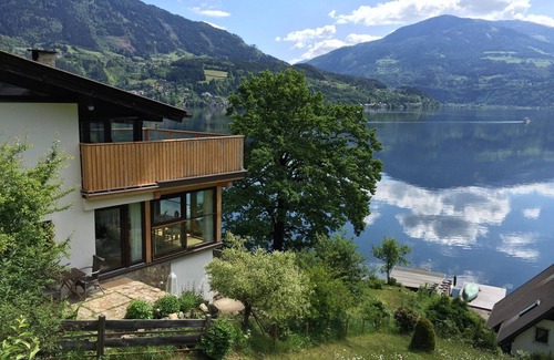Spittal an der Drau House | A lake house with its own beach right on the lake