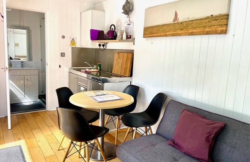 Brightlingsea Cottage | A lee wick farm accommodation that sleeps 4 guests in 1 bedroom