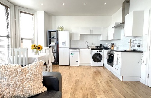 Worthing Apartment | A light and airy sea view apartment just 100m from the beach