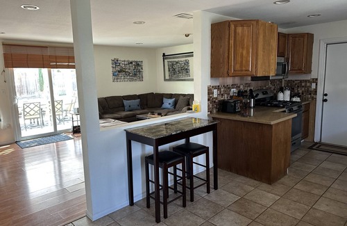 Simi Valley House | A little Coast, Mountain & Country! Safe, clean & convenient.