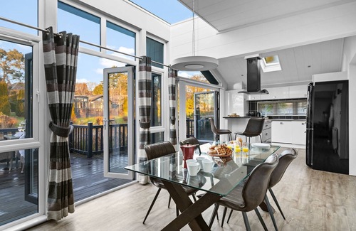 Brayford Cabin | A lodge that sleeps 4 guests in 2 bedrooms