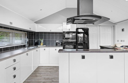 Brayford Cabin | A lodge that sleeps 4 guests in 2 bedrooms