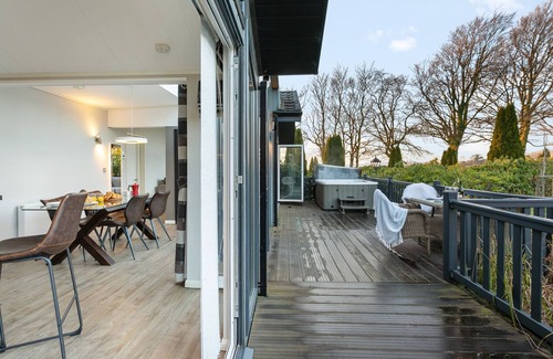 Brayford Cabin | A lodge that sleeps 4 guests in 2 bedrooms