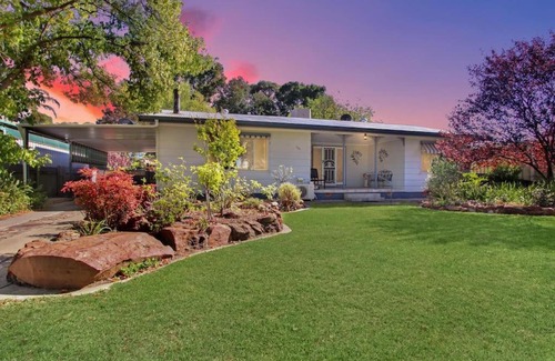 Hay Villa | A lovely oasis on the Hay Plains.