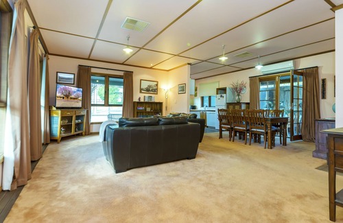 Gawler South Cottage | A lovely rustic cottage with all the modern conveniences
