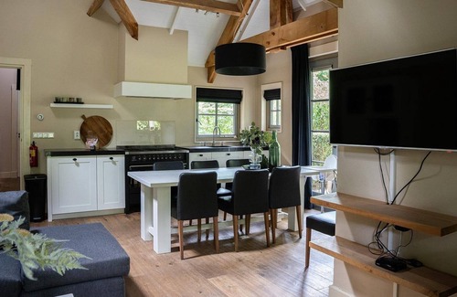 Ermelo House | A luxurious and comfortable farmhouse for 8 people on the small-scale resort De Vlindervallei. This holiday home features a stylish interior, has a spacious garden with plenty of privacy, and is located in a wooded area.