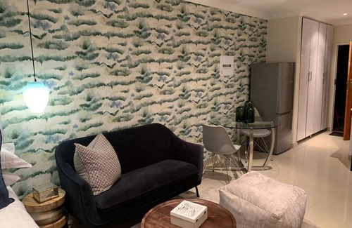 Greater Johannesburg Metropolitan Area Apartment | A luxurious contemporary and modern studio in trendy Noordwyk suburb in Midrand