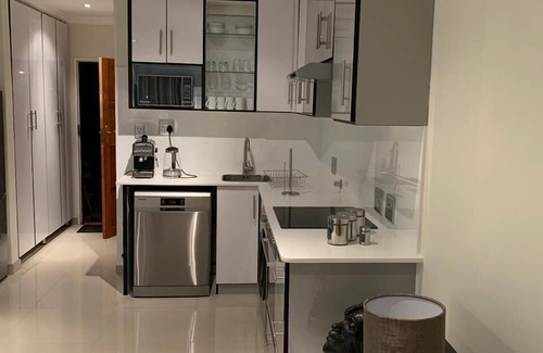 Greater Johannesburg Metropolitan Area Apartment | A luxurious contemporary and modern studio in trendy Noordwyk suburb in Midrand