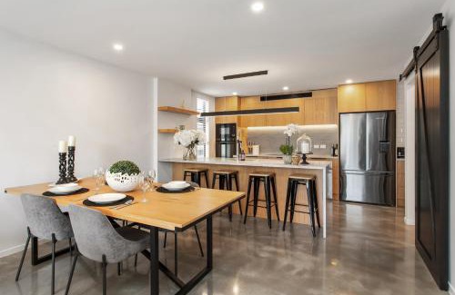 Christchurch City Centre Apartment | A luxurious Retreat Sleeps 6