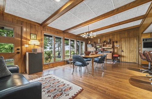 Rockford House | A Mid-Century Modern Lovers Dream. Don't miss out on the Long House!