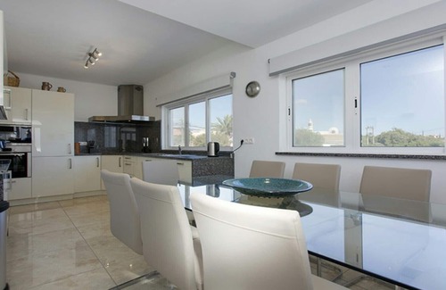 Sesmarias Villa | A modern,stylish, well furnished villa perfect for relaxing with family/friends