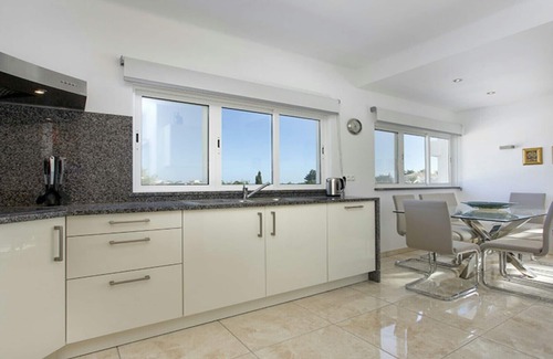 Sesmarias Villa | A modern,stylish, well furnished villa perfect for relaxing with family/friends