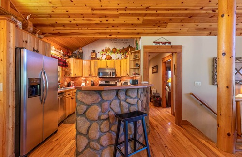 Boone Cabin | A Moon River View - Hot Tub - Playground - Pool Table - Walk to New