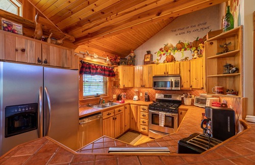 Boone Cabin | A Moon River View - Hot Tub - Playground - Pool Table - Walk to New