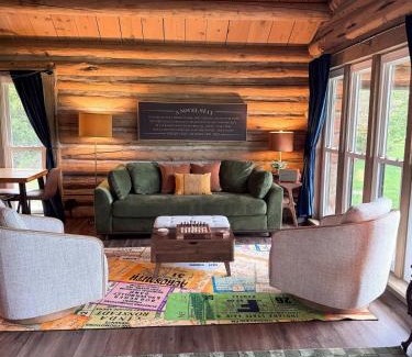 Shelbyville House | A Novel Stay 3 bed 2 bath log cabin in Shelbyville, IL