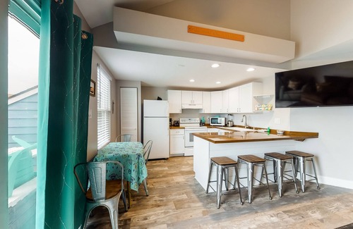 Midtown Ocean City Cottage | A pair of bay view cottages with cable & free WiFi - walk 2 blocks to the beach
