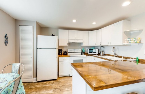 Midtown Ocean City Cottage | A pair of bay view cottages with cable & free WiFi - walk 2 blocks to the beach