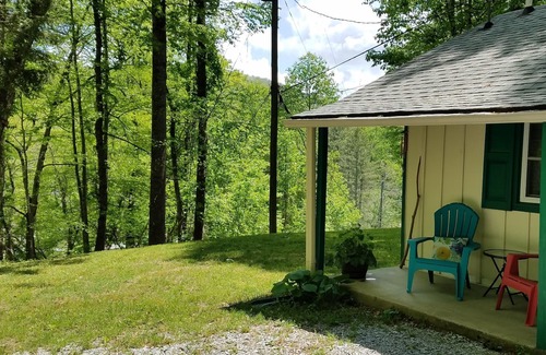 Gerton Cottage | A peaceful retreat near hiking trails in Hickory Nut Gorge