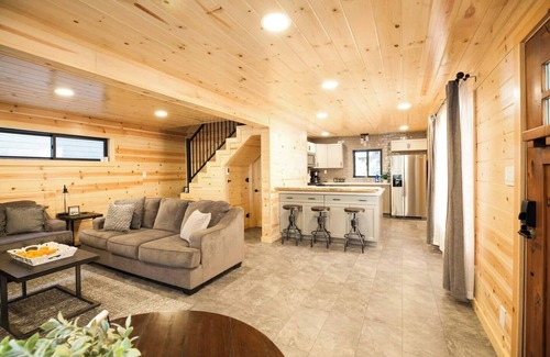 Donner Lake Woods Cabin | A Peek of Donner Lake | Charming Winter Retreat