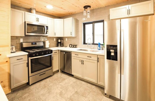 Donner Lake Woods Cabin | A Peek of Donner Lake | Charming Winter Retreat