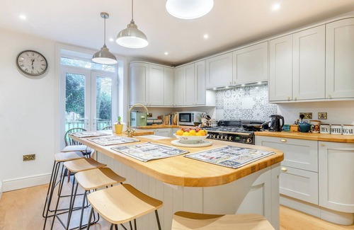 Lowestoft Cottage | A perfect coastal getaway welcoming large families and groups of friends.