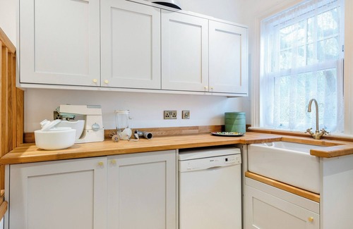 Lowestoft Cottage | A perfect coastal getaway welcoming large families and groups of friends.