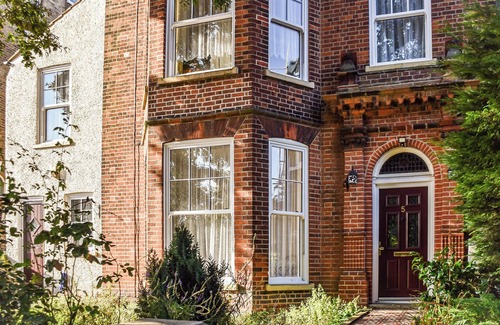 Lowestoft Cottage | A perfect coastal getaway welcoming large families and groups of friends.