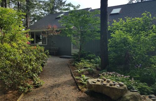 Holden Cottage | A perfect place for a couples getaway! Picturesque Lakefront cottage.
