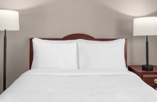 East Lake Hills Hotel | A Place You'll Surely Enjoy! Relaxing Studio Suite w/ Complimentary Breakfast!