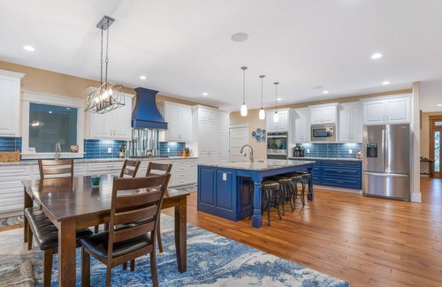 Osage Beach House | A PRIME location, Large 5Bd 4.5 Ba Home in the heart of OSAGE BEACH; pool & dock