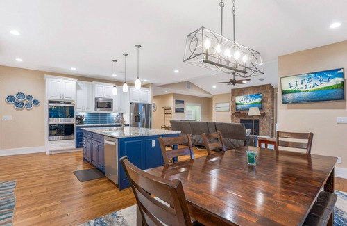 Osage Beach House | A PRIME location, Large 5Bd 4.5 Ba Home in the heart of OSAGE BEACH; pool & dock