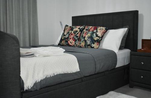 Bromley North House | A private en-suite bedroom in Bromley-by-Bow
