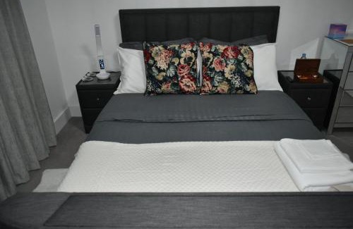 Bromley North House | A private en-suite bedroom in Bromley-by-Bow