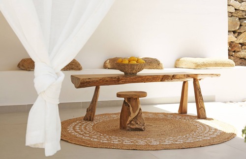 Kini Apartment | A privately owned home adorned in the distinctive, traditional Cycladic style.